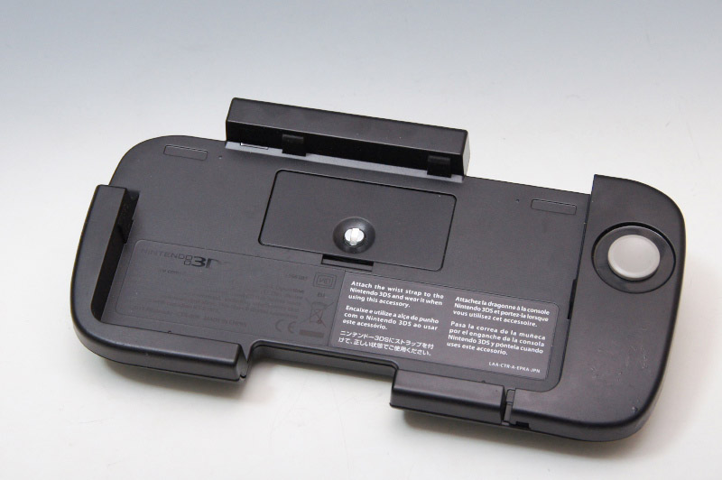 Illustration for article titled Manhandling the 3DS Add-on Slide Pad Doohickey